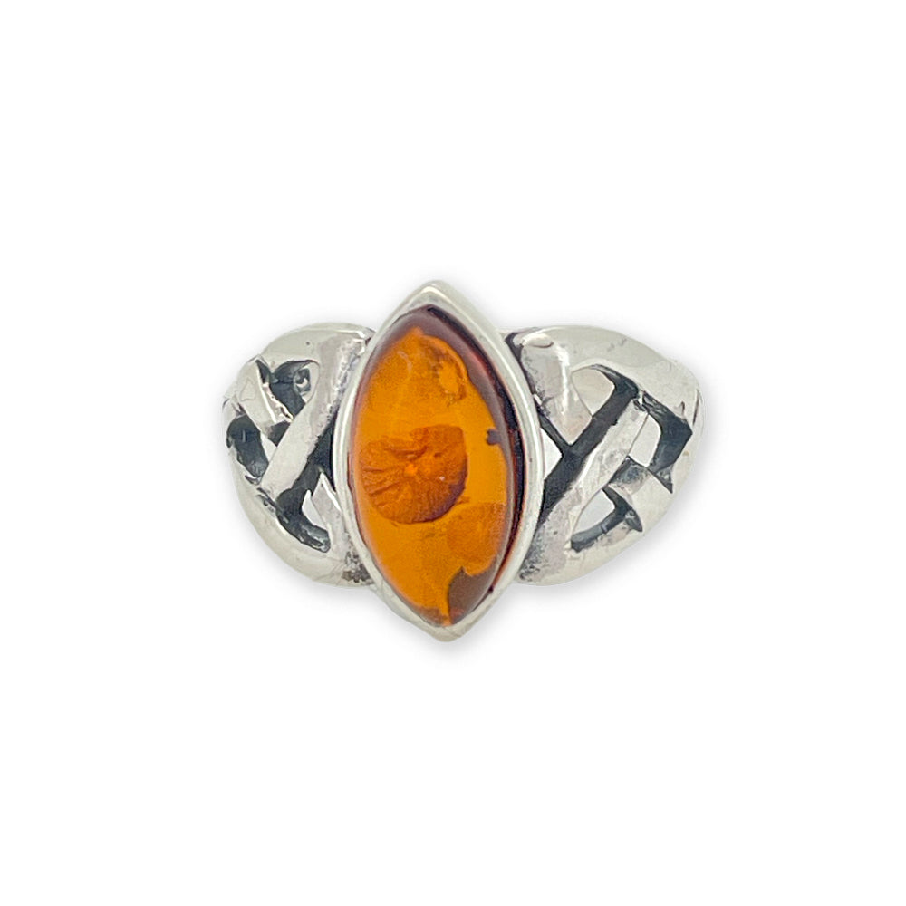 Rav ring med keltisk hjerte-snoning i sølv