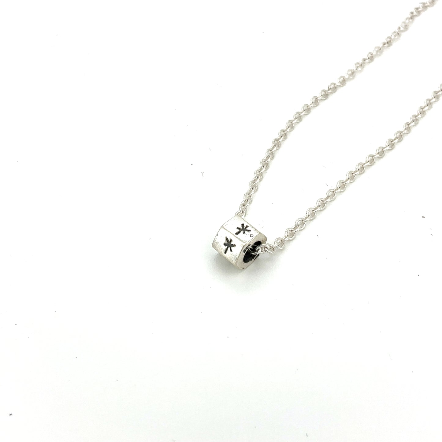 Charm med rune - til halskæde/armbånd