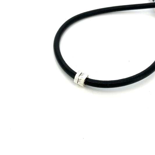 Charm med rune - til halskæde/armbånd