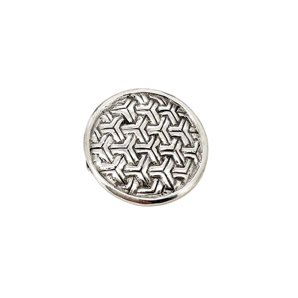 Broche med ringkædemønster