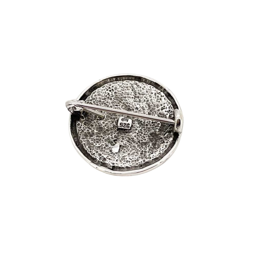 Broche med ringkædemønster