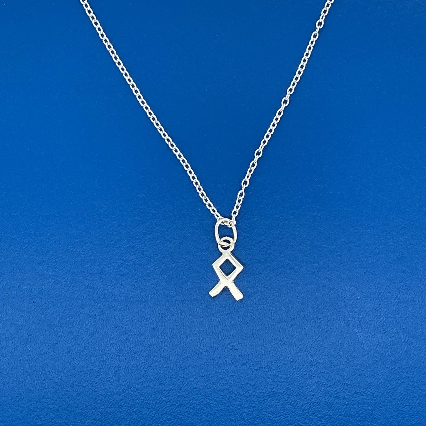 Halskæde med et runesmykke