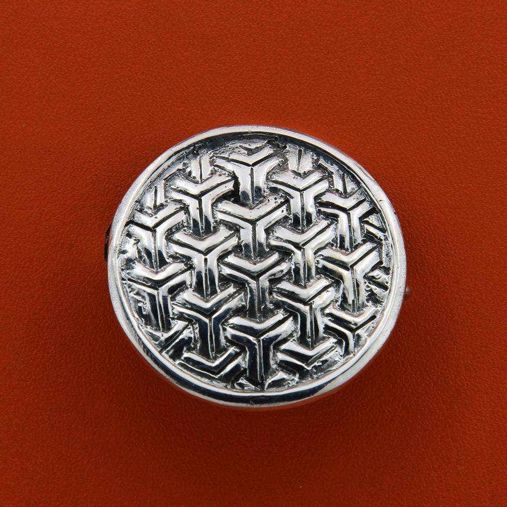 Broche med ringkædemønster