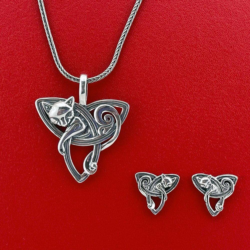 Frejas katte i et samlet smykkesæt - sølv