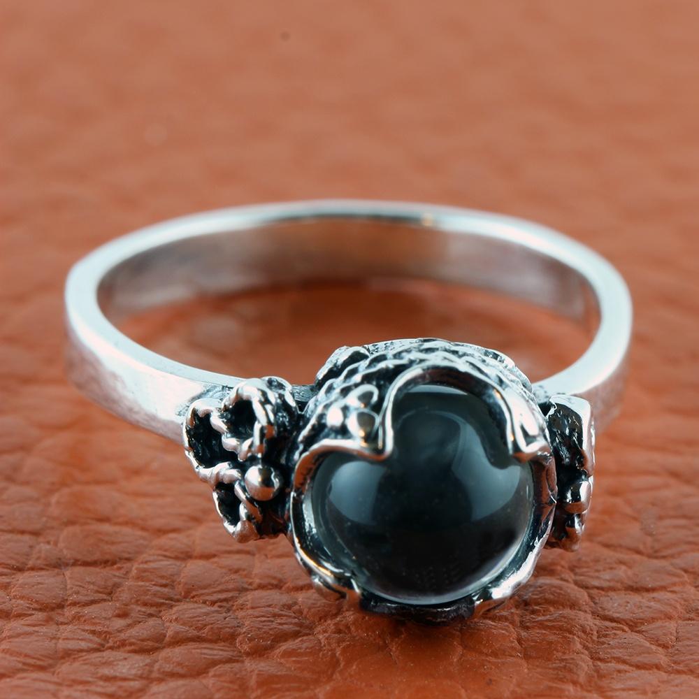 Gotlandsk ring med en sten el. krystal
