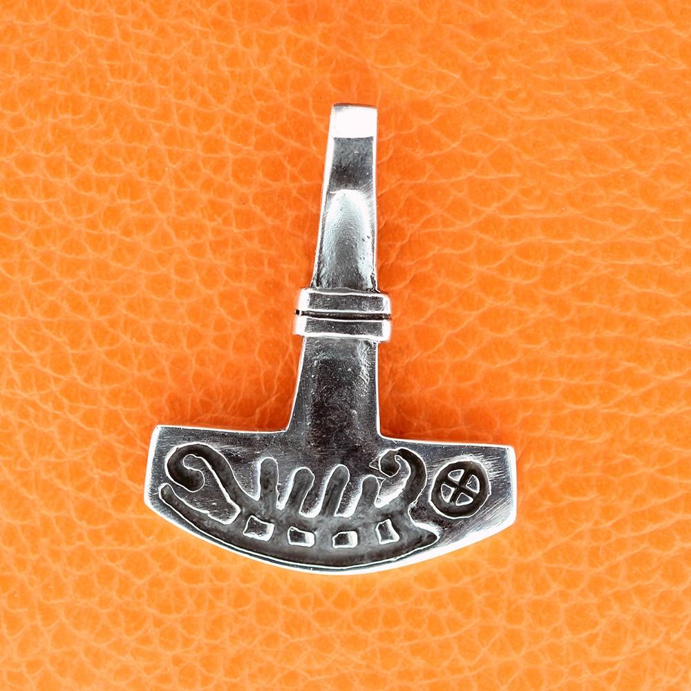 Thors hammer m/ helleristning