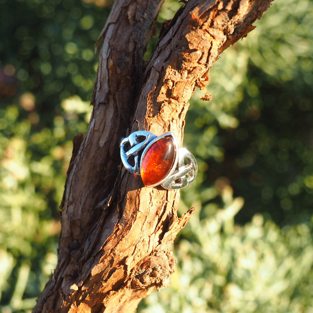 Rav ring med keltisk hjerte-snoning i sølv