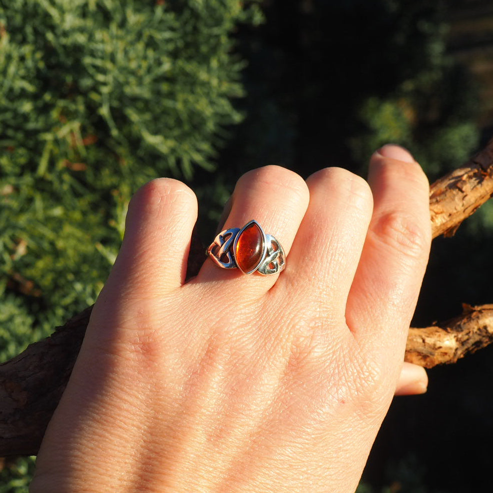 Rav ring med keltisk hjerte-snoning i sølv