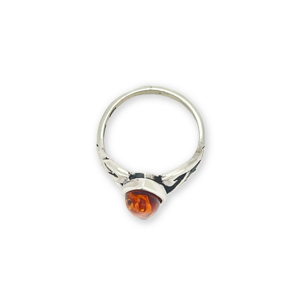 Rav ring med keltisk hjerte-snoning i sølv