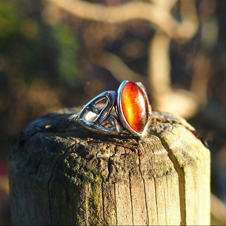 Rav ring med keltisk hjerte-snoning i sølv