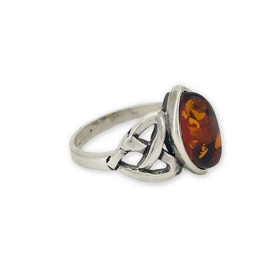 Rav ring med keltisk hjerte-snoning i sølv