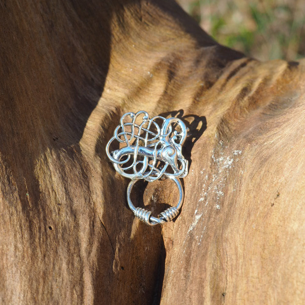 Broche med Fabeldyr i Urnes stil - sølv