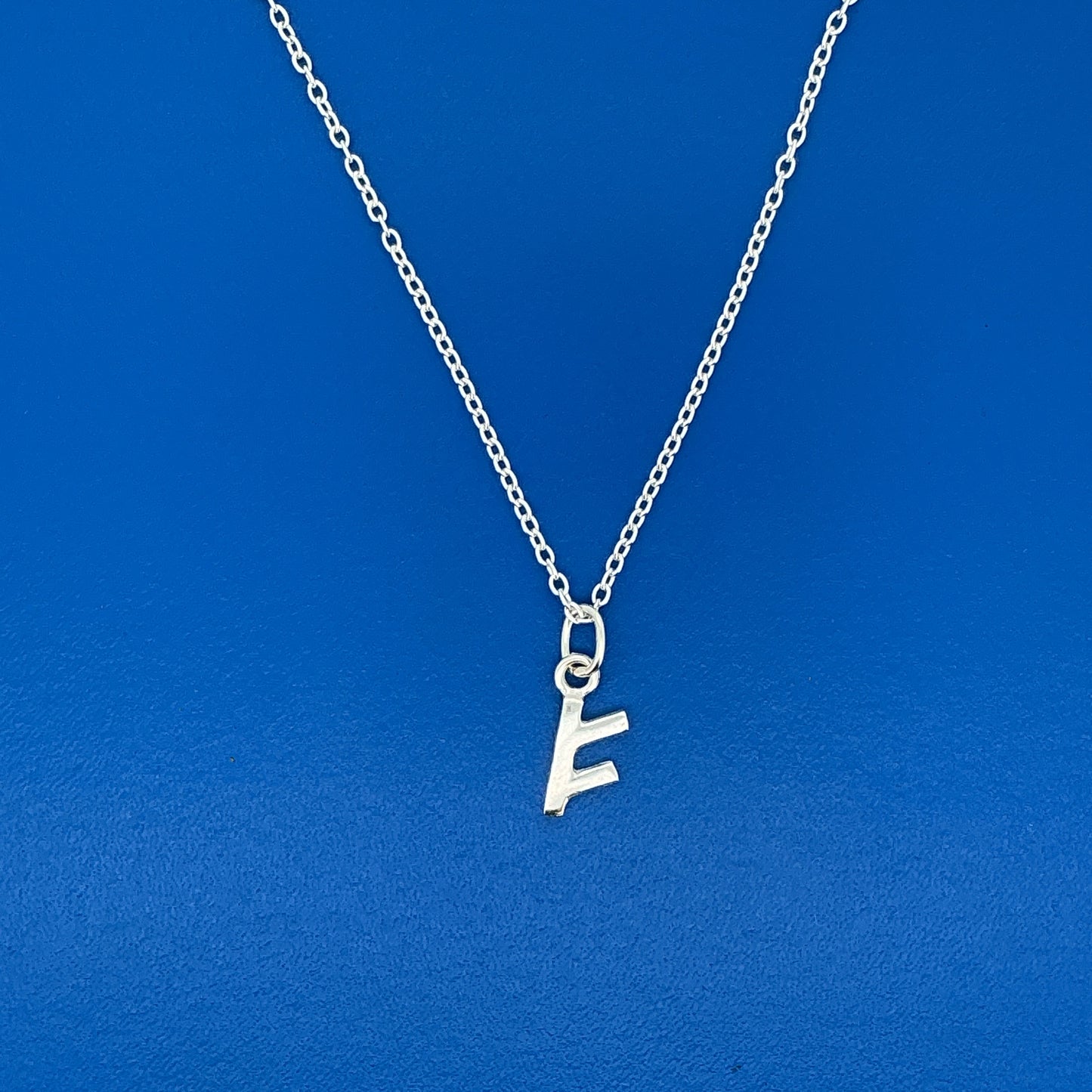 Halskæde med et runesmykke