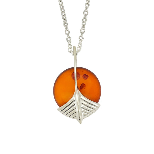 Ravsmykke vedhæng med skib i sølv