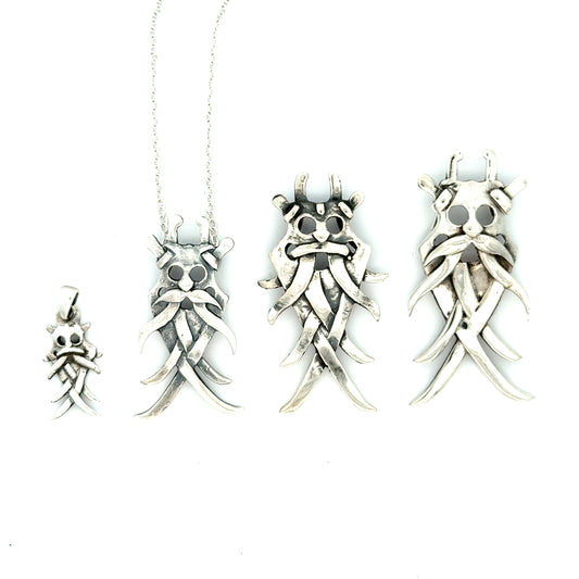 Odins masken som sølv vedhæng i fire størrelser