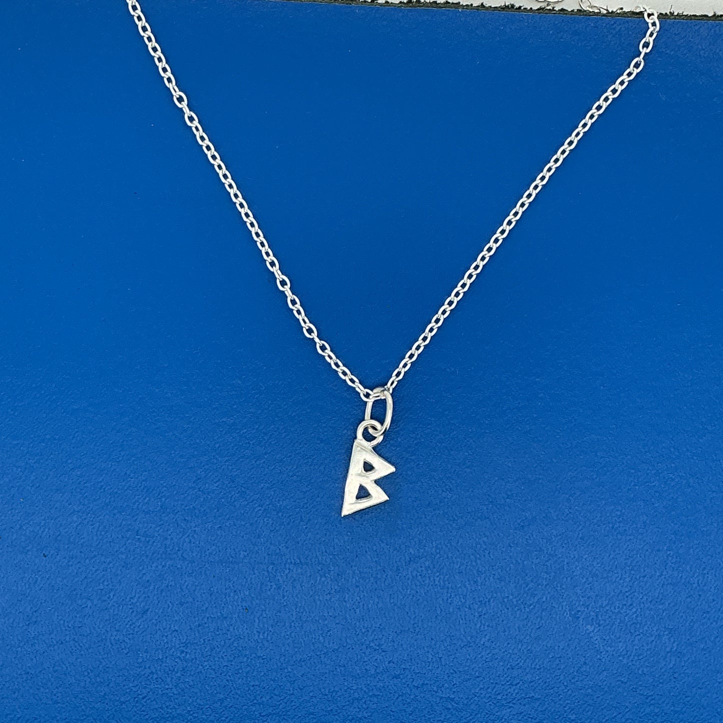 Halskæde med et runesmykke