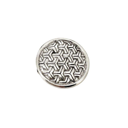 Broche med ringkædemønster