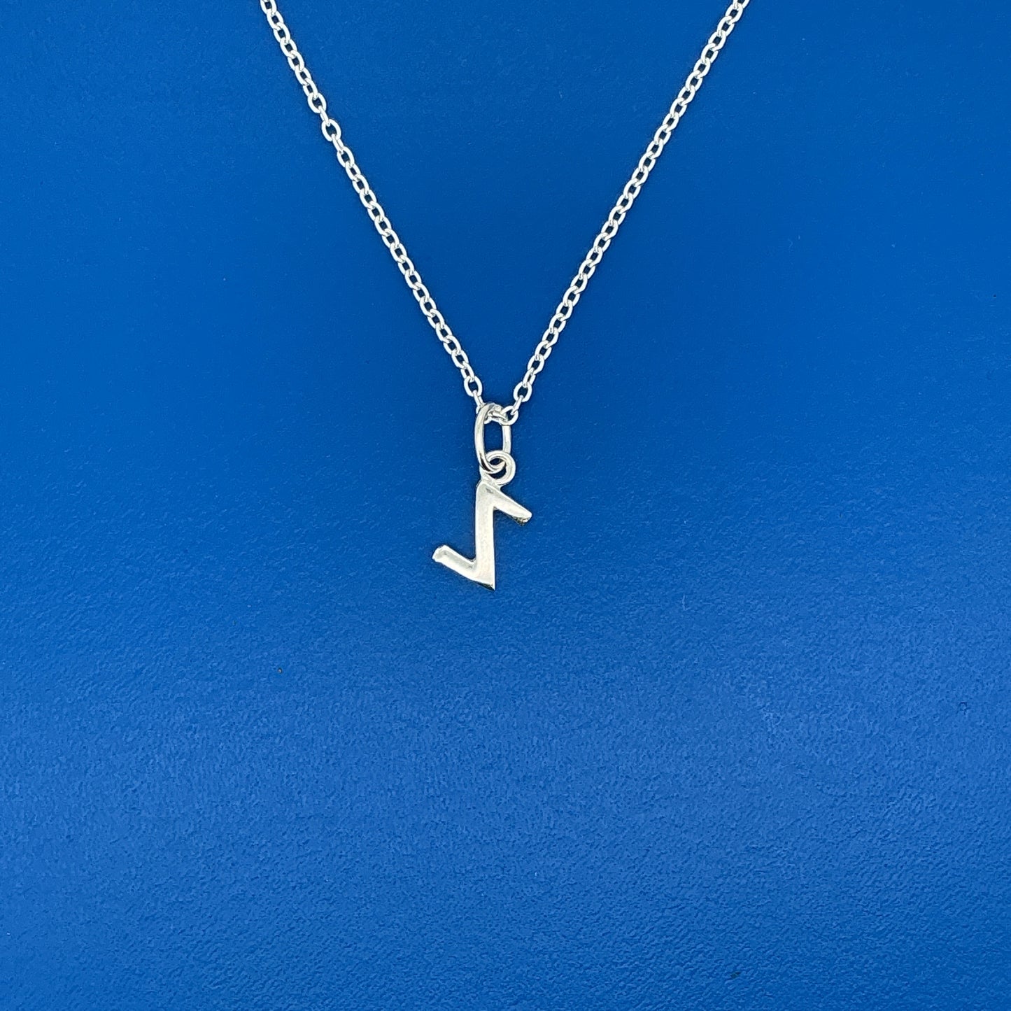 Halskæde med et runesmykke