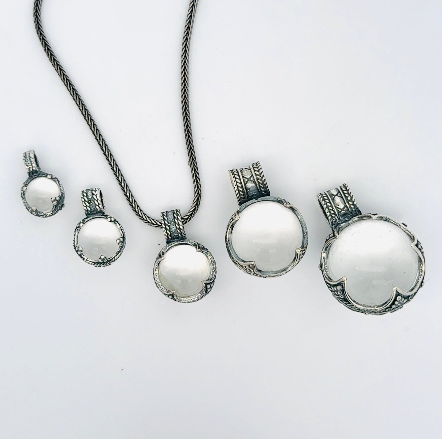 Gotlandsk sølvvedhæng med bjergkrystal eller karneol i Fem Størrelser