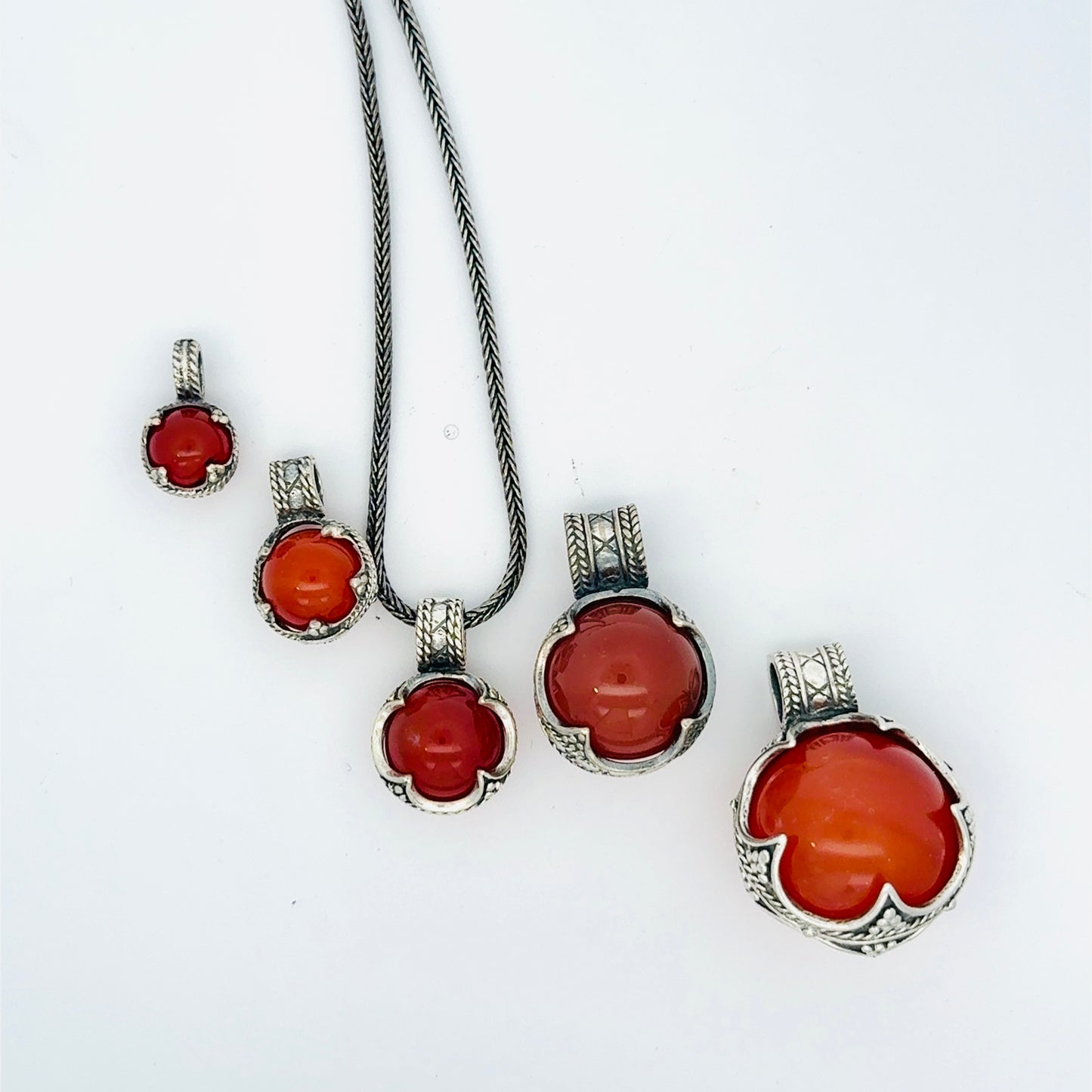 Gotlandsk sølvvedhæng med bjergkrystal eller karneol i Fem Størrelser