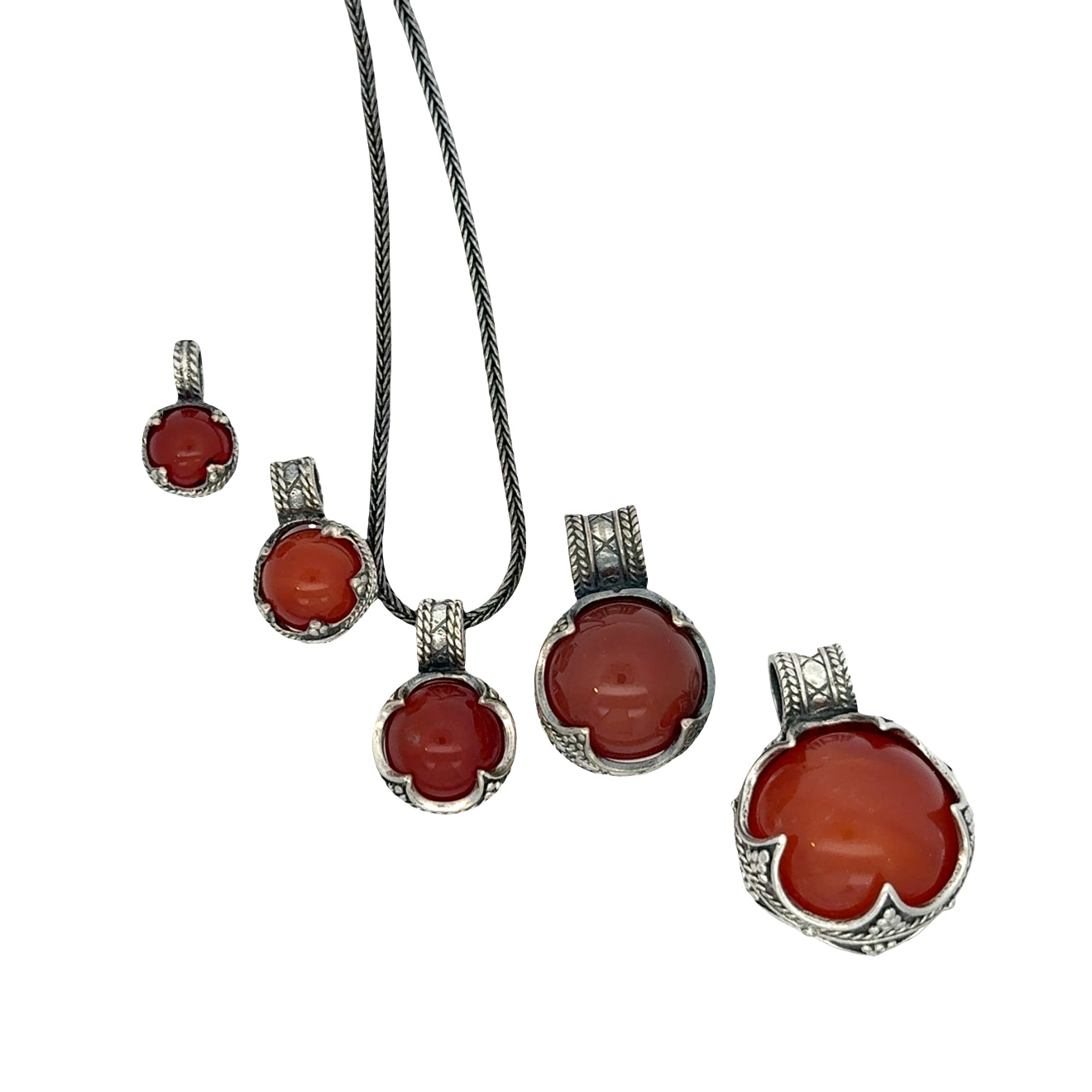 Gotlandsk sølvvedhæng med bjergkrystal eller karneol i Fem Størrelser