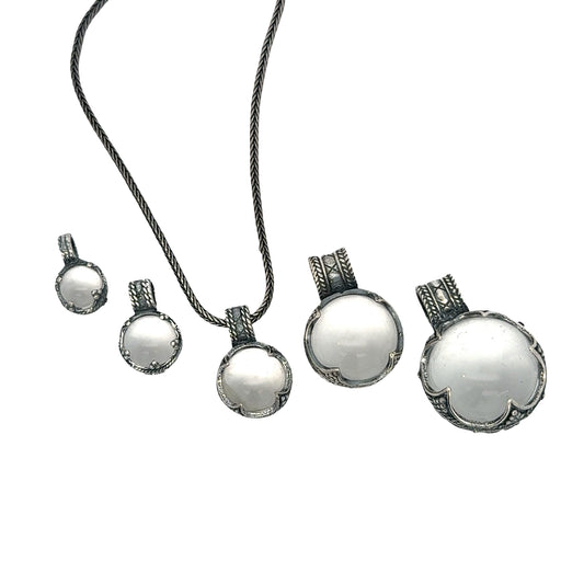 Gotlandsk sølvvedhæng med bjergkrystal eller karneol i Fem Størrelser