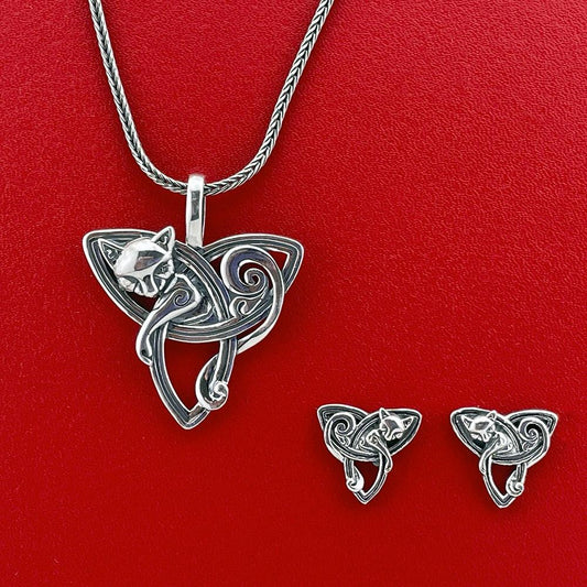 Frejas katte i et samlet smykkesæt - sølv