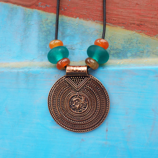 Vikingebrakteat amulet med glasperler i bronze