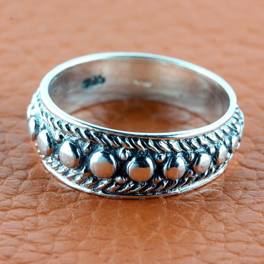 Ring med kugle-detalje