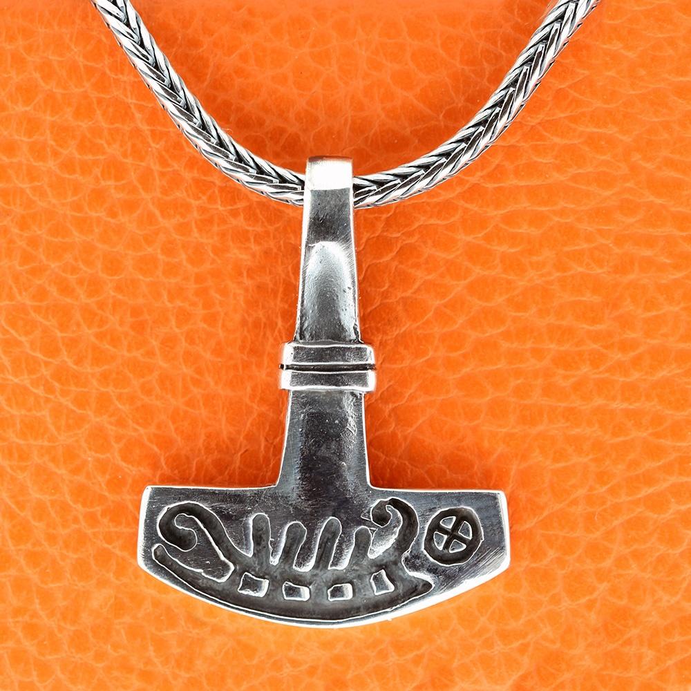 Thors hammer m/ helleristning