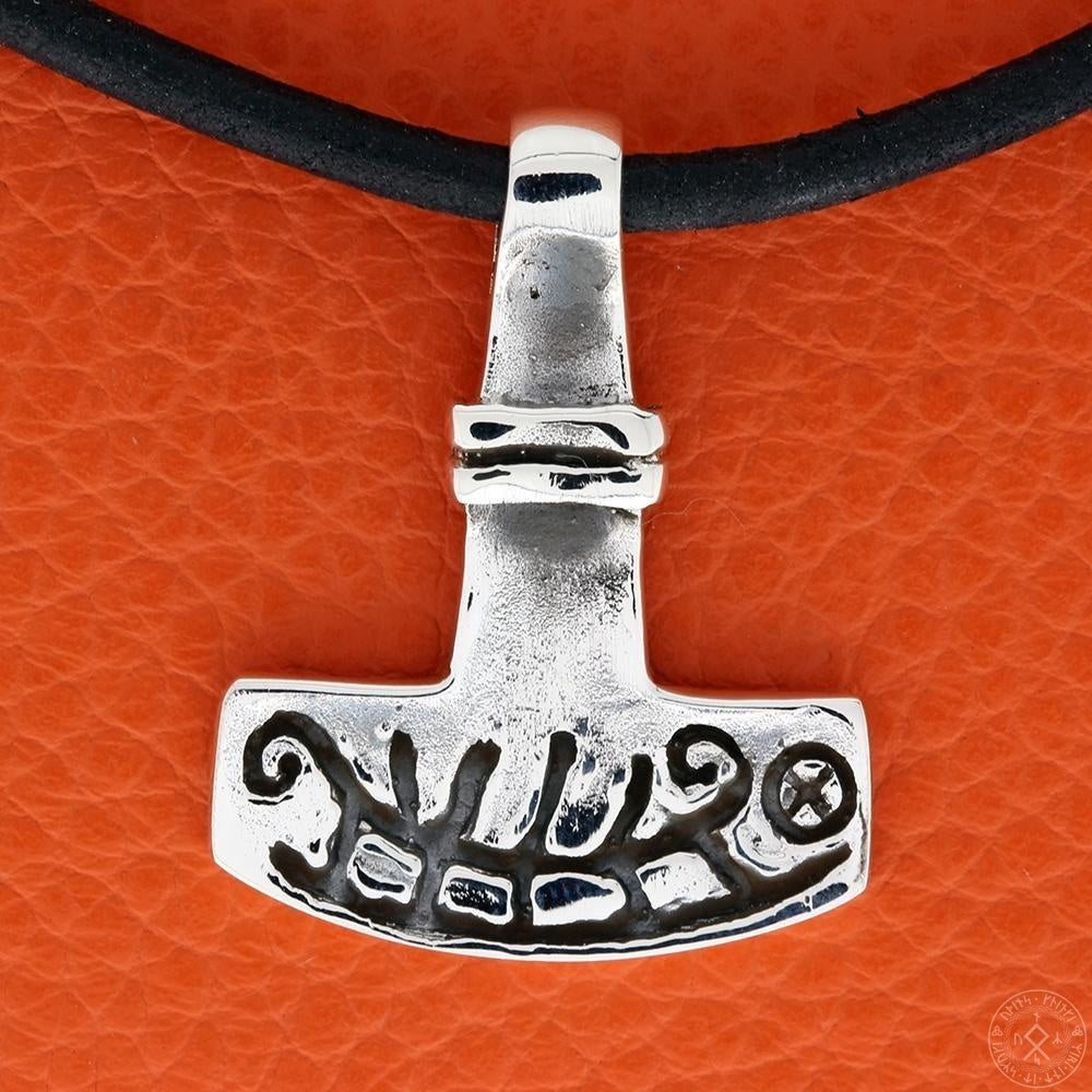 Thors hammer m/ helleristning